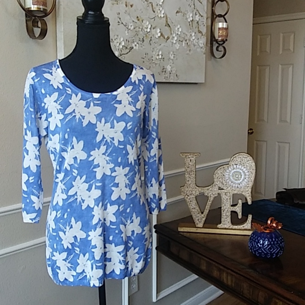 Blue and White Floral 3/4 Sleeves Sweater Top by Emily Daniels. Size PM - Picture 11 of 15